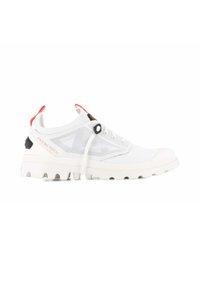 Weißer Sportschuh mit Mesh-Obermaterial, dicker weißer Sohle, auffälligem Schnürsystem und rotem Zugband. Verfügt über schwarze Akzente an der Ferse.