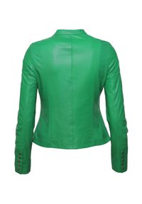 Groene leren jas met een aansluitend ontwerp, een soepele textuur en knoopdetails op de mouwen. Heeft een eenvoudige kraag en een getailleerde achterkant.