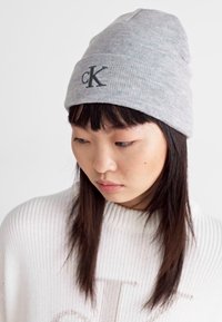Calvin Klein Jeans MONOGRAM EMBRO BEANIE - Kapa - grey heather