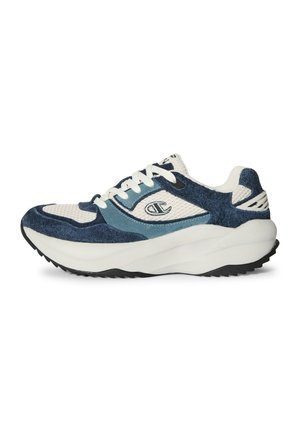 Zapatilla deportiva blanca y azul con suela gruesa, paneles de malla y ante, cierre de cordones y un logo "C" en el lateral.