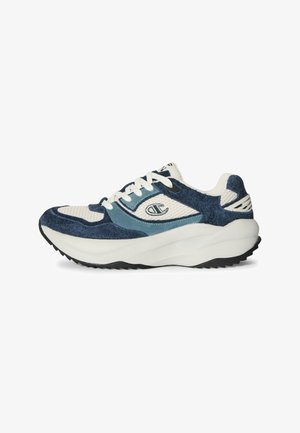 Zapatilla deportiva blanca y azul con suela gruesa, paneles de malla y ante, cierre de cordones y un logo "C" en el lateral.