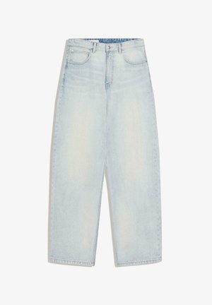 Jeans iz svetlo prane jeansa z ohlapnim, širokim krojem hlačnic. Vključuje pet žepov in preprost kovinski gumb za zapenjanje. Rob spodnjega dela je rahlo potrgana.