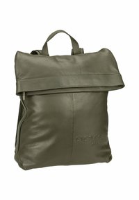 Zaino in pelle verde con parte superiore piegata, zip verticale su un lato e logo impresso sul davanti. Texture liscia e forma strutturata.