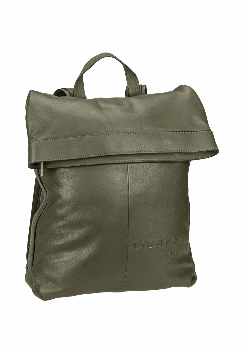 Zaino in pelle verde con parte superiore piegata, zip verticale su un lato e logo impresso sul davanti. Texture liscia e forma strutturata.