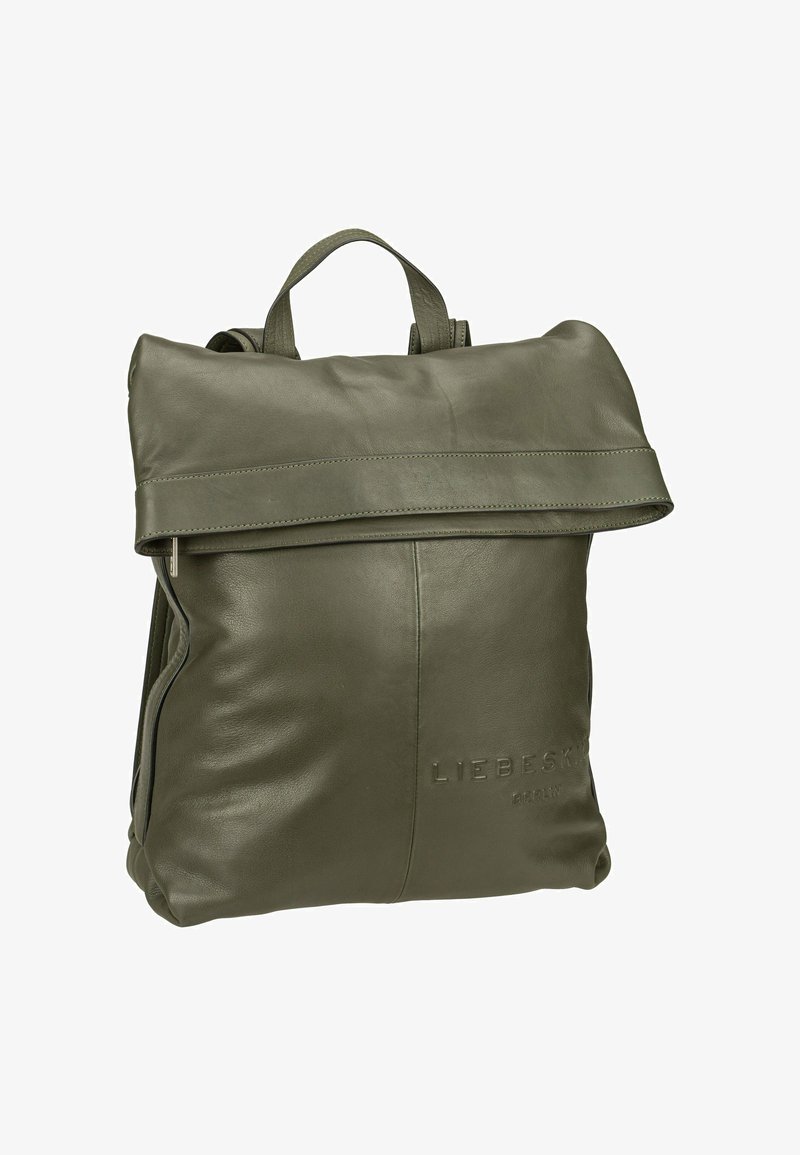 Mochila de cuero verde con una parte superior plegada, cremallera vertical en un lado y logotipo en relieve en la parte frontal. Textura suave y forma estructurada.