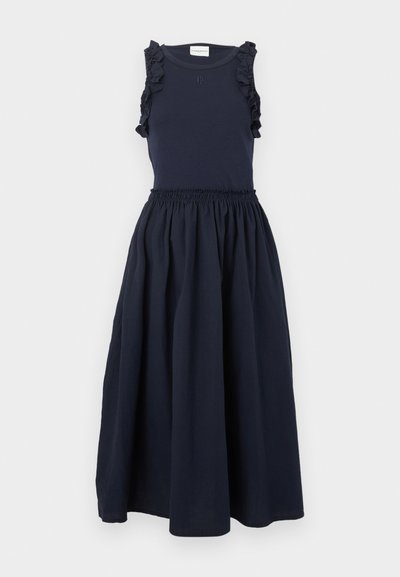 Bezrukávové tmavomodré šaty s volánikmi na ramenách, priliehavým elastickým pásom a rozšírenou, nariasenou midi sukňou.