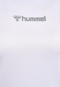 Weißes Sportshirt mit strukturierter Oberfläche, mit einem grauen "hummel"-Logo auf der Vorderseite. Rundhalsausschnitt, leichtes Material.