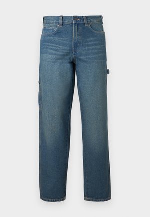 Džíny z denimu ve středně modré barvě, rovný střih nohavic. Mají pět kapes, zapínání na knoflíky a jemné vyblednutí s hladkou texturou.