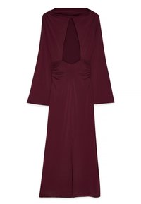 Bordo suknelė, pagaminta iš minkštos medžiagos, su aukštu kaklu, ilgomis rankovėmis, atvira priekyje su iškirpimo detale ir susiraukšlėjimais juosmens srityje.