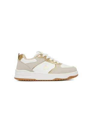 Sneaker bianca e beige con accenti dorati, lacci bianchi e suola in gomma marrone, vista laterale con logo sul pannello laterale.