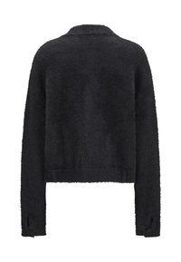 Schwarzer, flauschiger, langärmeliger Pullover mit einem cropped Design und weitem Halsausschnitt. Verfügt über Knopfdetails an den Ärmelbündchen. Weiche Textur.