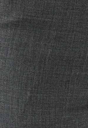 Tela de color gris oscuro tejida con una superficie texturizada, que presenta un tejido apretado y uniforme con sutiles variaciones de color en toda su extensión.