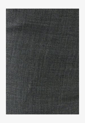 Tela de color gris oscuro tejida con una superficie texturizada, que presenta un tejido apretado y uniforme con sutiles variaciones de color en toda su extensión.