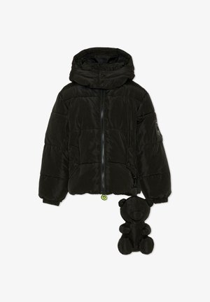 Giacca a piumino nera con cappuccio, chiusura con zip e tasche laterali. Include un ciondolo staccabile a forma di orso nero. Tessuto in nylon liscio e lucido.