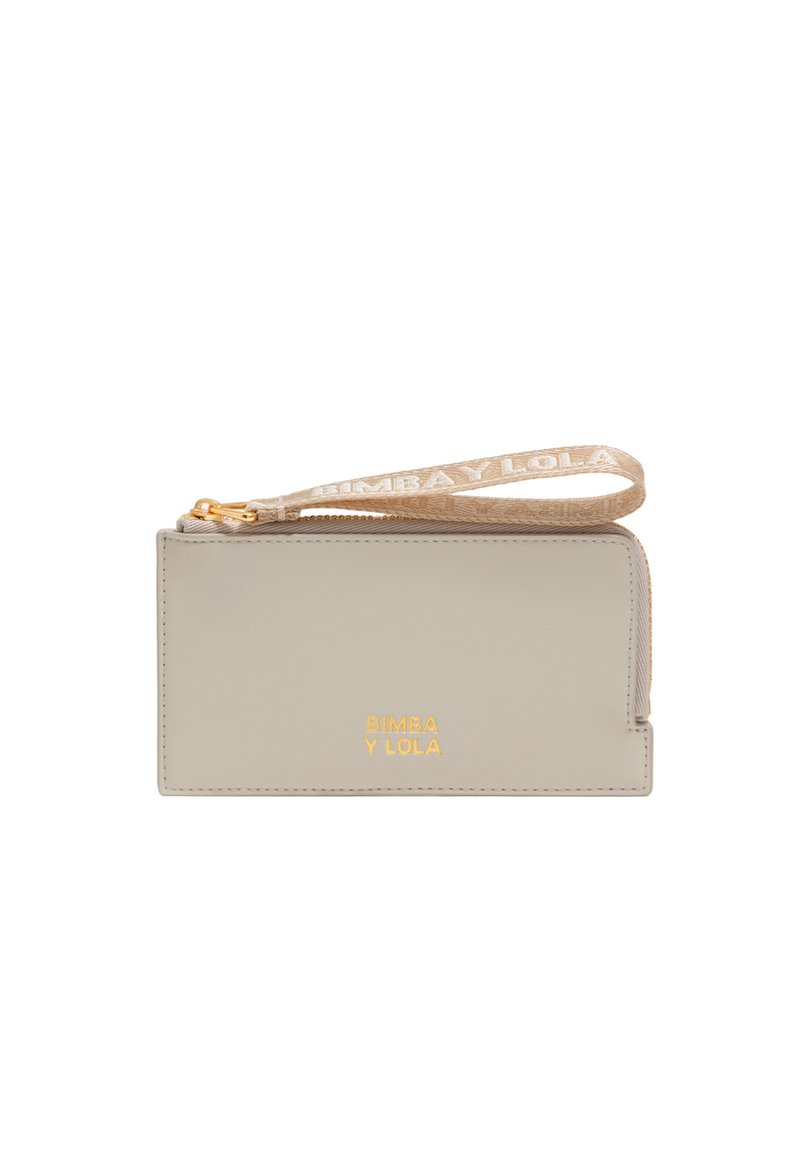Billetera de cuero gris claro con un logo dorado, cierre de cremallera y una correa de muñeca de color beige con marca. Textura suave, forma rectangular.