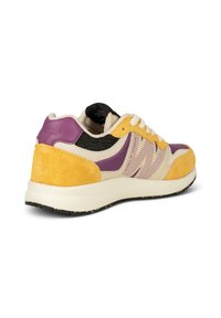 Des baskets avec un schéma de couleurs violet, jaune et noir ; matériaux en daim et mesh ; design classique à lacets avec un accent texturé.