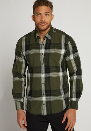 Groene geruite button-up shirt met donkere groene, zwarte en witte strepen, lange mouwen, een borstzak en donkere knopen.