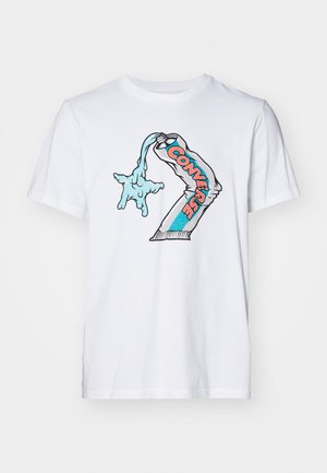 Bílý bavlněný tričko s grafikou ruky lující modrou tekutinu, s nápisem "CONVERSE" výrazným červeným a tyrkysovým písmem na rukávu.