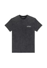 Koszulka z krótkim rękawem i okrągłym dekoltem w ciemnoszarym kolorze z wyblakłym wykończeniem. Na lewej piersi znajduje się małe białe logo, wykonana z bawełnianej tkaniny.