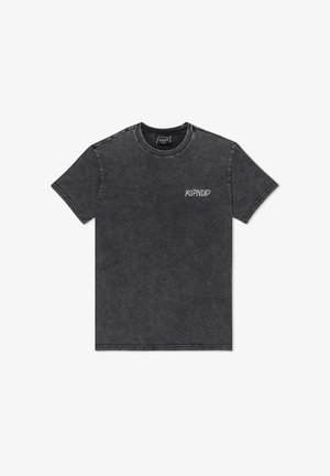 Koszulka z krótkim rękawem i okrągłym dekoltem w ciemnoszarym kolorze z wyblakłym wykończeniem. Na lewej piersi znajduje się małe białe logo, wykonana z bawełnianej tkaniny.