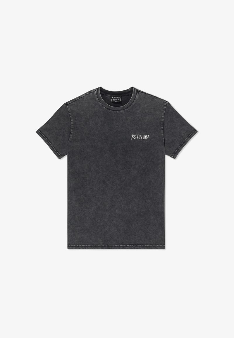 Koszulka z krótkim rękawem i okrągłym dekoltem w ciemnoszarym kolorze z wyblakłym wykończeniem. Na lewej piersi znajduje się małe białe logo, wykonana z bawełnianej tkaniny.