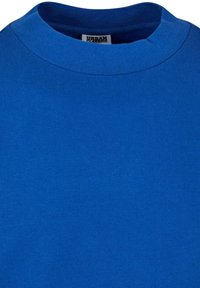 Királykék pamut póló kerek nyakkivágással és bordázott szegéllyel. Az anyag sima textúrájú, látható minták vagy díszítések nélkül.