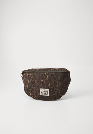 Kleine braune Tasche mit Leopardenmuster und Reißverschluss, mit weißem Levi Strauss & Co. Etikett vorne vor weißem Hintergrund.