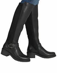 Botas negras hasta la rodilla que combinan cuero liso y ante, con cremallera lateral y una correa decorativa con hebilla en tono plateado.