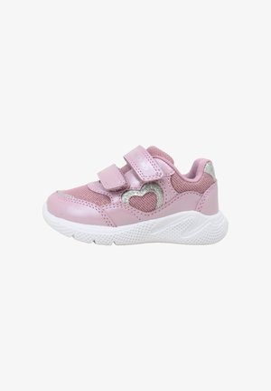 Scarpetta rosa per bambini con suola bianca, due cinturini in Velcro e ritaglio a forma di cuore argentato e scintillante sul lato.