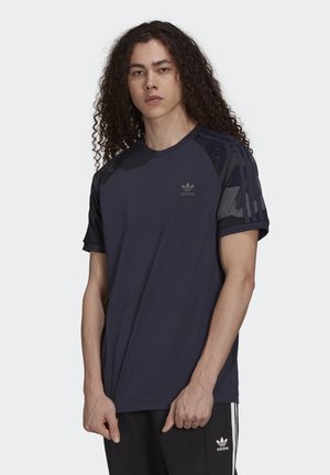 Marineblaues sportliches T-Shirt mit Rundhalsausschnitt, kurzen Ärmeln und kontrastierenden Camouflage-Muster-Akzenten an den Schultern. Kleines Logo auf der Brust.
