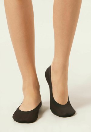 Schwarze, knöchelhohe, durchsichtige Socken aus glattem Material. Gerundetes Zehendesign und kein sichtbarer Stil, geeignet für die Verwendung mit verschiedenen Schuhen.