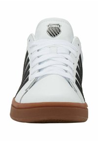 Încălțăminte albă cu dungi negre, talpă din cauciuc, șireturi în față și logo K-Swiss pe limbă. Textură de piele netedă cu accente contrastante.