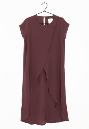 Robe bordeaux à manches courtes et longueur au genou, avec un détail superposé à drapé sur le devant, suspendue à un cintre noir.