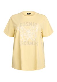 Camiseta de algodón amarilla con un corte holgado, que presenta un gráfico de mariposa y el texto "COSMIC DREAMER" en rhinestones en el frente.