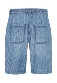 Shorts in denim con un motivo a strisce verticali blu chiaro e bianche, dotati di un elastico in vita e due tasche posteriori.