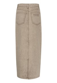 Falda lápiz de denim beige, hasta la rodilla, diseño de cinco bolsillos, detalle de logotipo en la parte trasera, textura sutil con acabado suave y cremallera trasera.