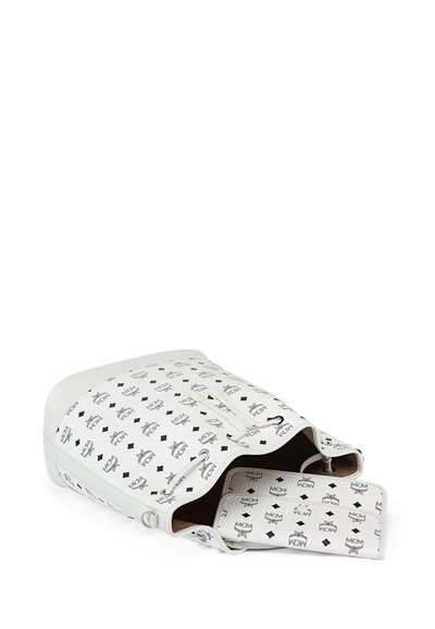 Sac à dos en cuir blanc avec une texture lisse et un motif de logo noir. Il comprend un rabat supérieur, des bretelles ajustables et une poche intérieure.