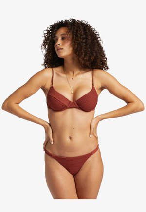Bikini rojo texturizado con parte superior de sujetador estructurada y con aros, y tirantes delgados ajustables; parte inferior de corte bajo a juego.