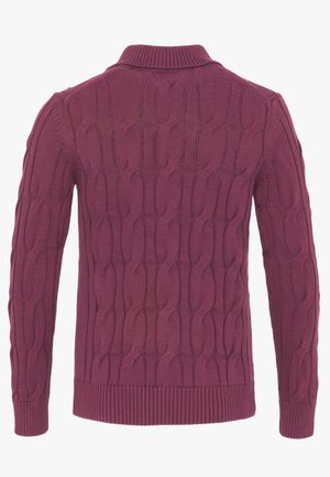 Suéter de manga larga de punto trenzado en magenta intenso, con puños, dobladillo y cuello alto acanalados, mostrado desde la parte posterior.