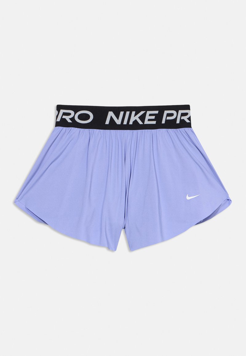 Μωβ σορτς Nike Pro με μαύρη ελαστική ζώνη μέσης που φέρει το λογότυπο "NIKE PRO" σε λευκό. Ελαφρύ ύφασμα, φαρδιά σχεδίαση στα πόδια και λεπτομέρεια με λογότυπο.