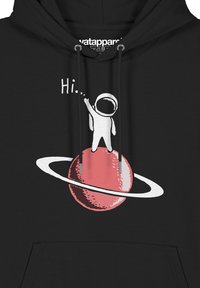 Zwarte hoodie met een grafisch ontwerp van een witte astronaut op een roze planeet met een ring, met de tekst "Hi..." in spraakballonletters.