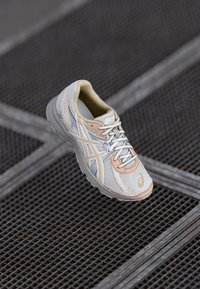 ASICS SportStyle - JOG 100S UNISEX - Trainers - cream/feather grey Thumbnail Image 1