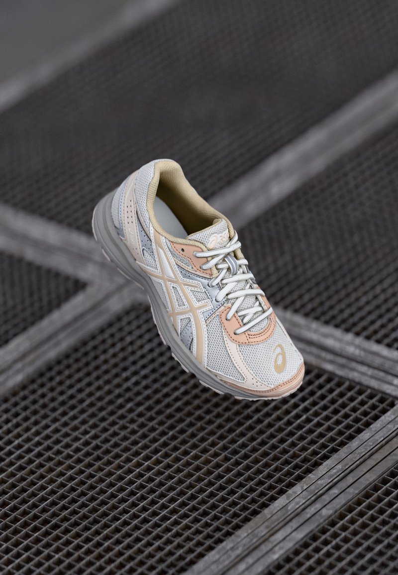 ASICS SportStyle - JOG 100S UNISEX - Trainers - cream/feather grey, Enlarge