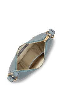 Sac à main en cuir bleu avec une surface texturée, fermeture éclair dorée, et un intérieur beige spacieux. Il dispose d'une fermeture zippée sur le dessus et d'une bandoulière réglable.