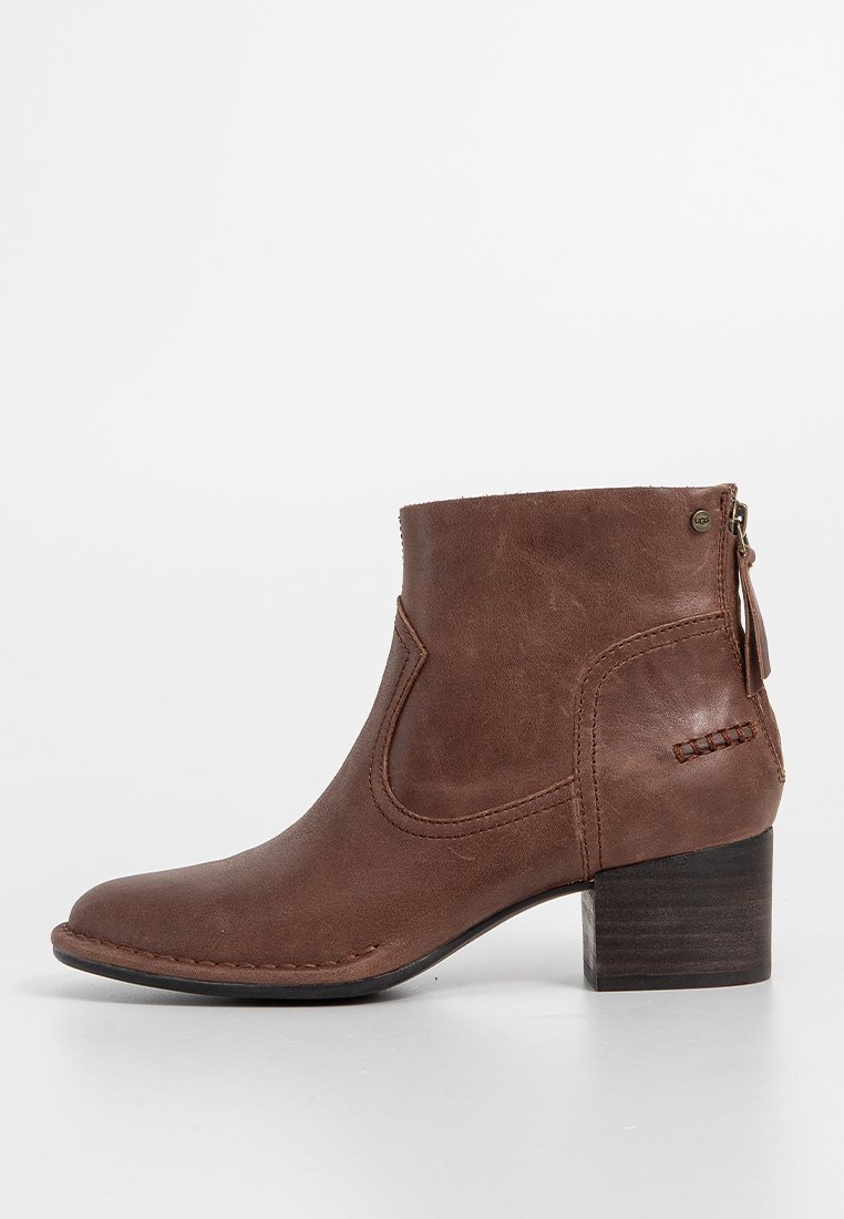 Braune Leder-Stiefelette mit runder Zehenform, seitlichem Elastikeinsatz und einem kleinen Reißverschlussdetail. Verfügt über einen gestapelten Absatz und genähte Akzente.