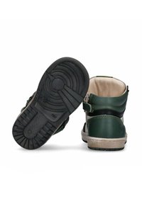 Scarpe high-top in pelle verde con suola in gomma nera, fascia in velcro e interno crema. Presentano una parte superiore texturizzata e un design robusto.
