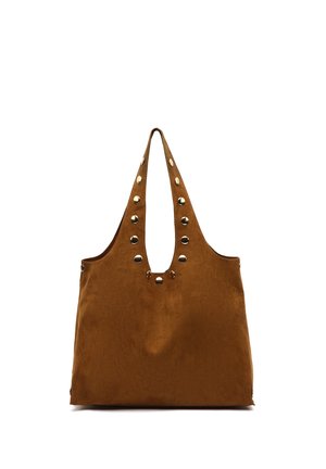 Sac cabas en daim marron avec double poignée décorée de clous métalliques ronds dorés le long des anses et du bord supérieur.
