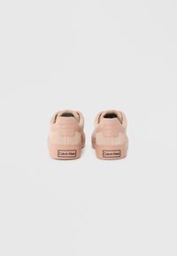 Sneaker Calvin Klein in morbida pelle scamosciata rosa con finitura testurizzata, dotate di un tallone imbottito e di una suola in gomma con accenti del logo.
