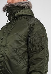 Alpha Industries Mezisezónní bunda  - dark green