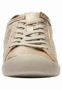 Sneakers metallici rosa dorato con lati perforati, lacci bianchi e suola in gomma texture. Il design presenta una punta arrotondata e una finitura liscia.